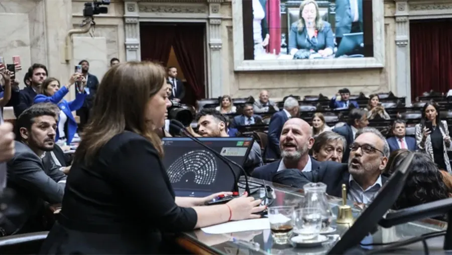 La sesión donde se trataría la creación de universidades terminó en escándalo con gritos e insultos. La sesión donde se trataría la creación de universidades terminó en escándalo con gritos e insultos.