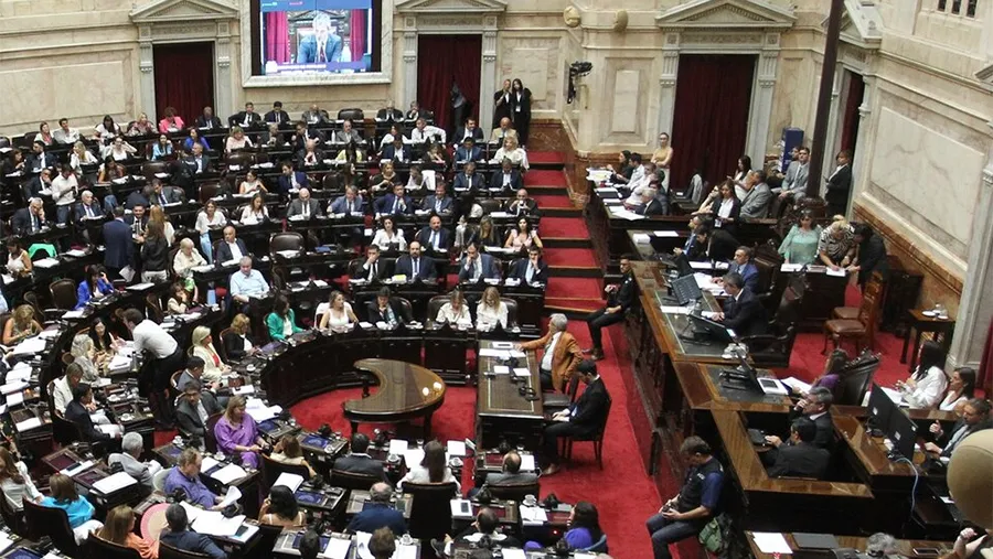 El presidente de la Cámara de Diputados, luego de frenar la conformación de las comisiones, ahora busca con desesperación constituirlas para poder avanzar en los proyectos punitivistas que impulsa la ministra de Seguridad, Patricia Bullrich. El presidente de la Cámara de Diputados, luego de frenar la conformación de las comisiones, ahora busca con desesperación constituirlas para poder avanzar en los proyectos punitivistas que impulsa la ministra de Seguridad, Patricia Bullrich.