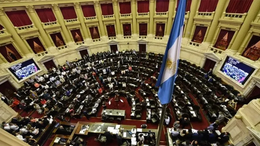 Las autoridades de la Cámara de Diputados de la Nación confirmaron que este martes habrá dos sesiones especiales: una solicitada por el radicalismo y la otra por Unión por la Patria. Las autoridades de la Cámara de Diputados de la Nación confirmaron que este martes habrá dos sesiones especiales: una solicitada por el radicalismo y la otra por Unión por la Patria.