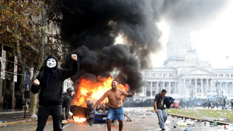 Disturbios ante el Senado durante el debate por la Ley Bases.