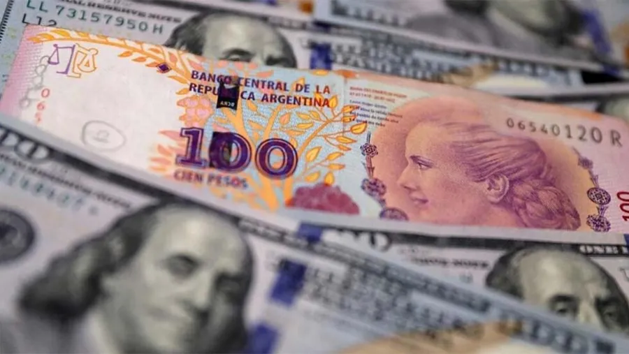 Los economistas apuntaron al objetivo oficial de hacerse de recursos comprando dólares “baratos” y vendiéndolos más caro, de cara a un período de escasez de dólares. Los economistas apuntaron al objetivo oficial de hacerse de recursos comprando dólares “baratos” y vendiéndolos más caro, de cara a un período de escasez de dólares.