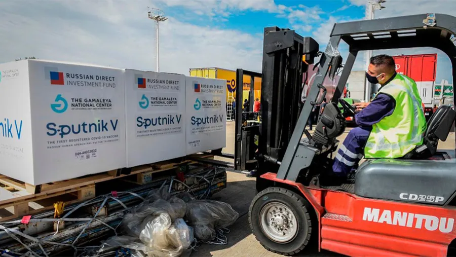 Llegada de contenedores con la vacuna Sputnik V al aeropuerto de Ezeiza.