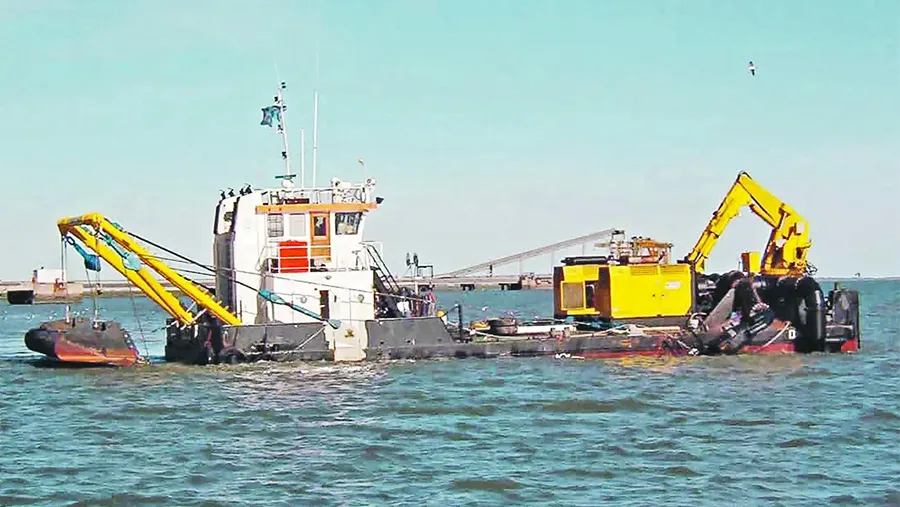 La Asociación de Abogados Ambientalistas de la Argentina denunció que la empresa belga Jan de Nul, que sigue operando en el río Paraná gracias a una nueva prórroga del contrato por el mantenimiento de la llamada Hidrovía.