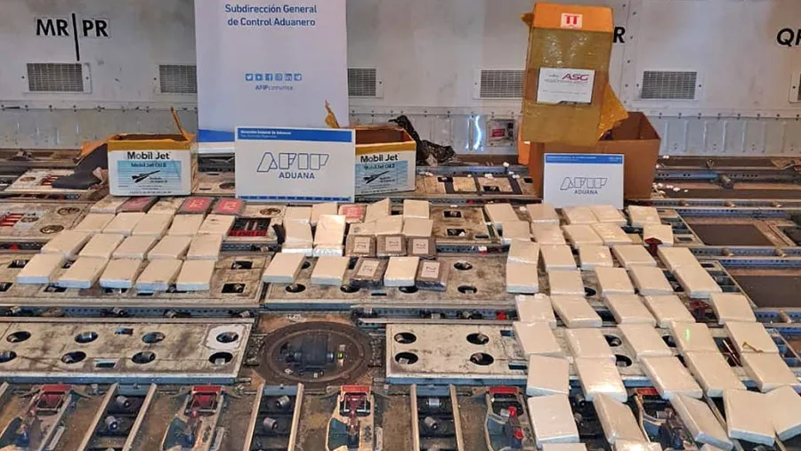 Decomisaron 86 kilos de cocaína en un avión que estaba por despegar de Ezeiza