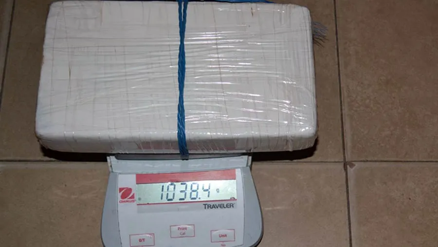 La cocaína secuestrada poseía un peso total 1 kilo 38 gramos.