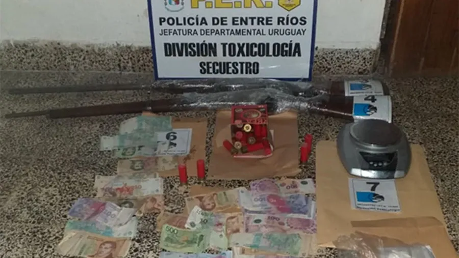 La Policía detuvo a ocho personas en el marco de la Ley de Narcomenudeo, además de secuestrar estupefacientes y otros elementos de interés para la causa. La Policía detuvo a ocho personas en el marco de la Ley de Narcomenudeo, además de secuestrar estupefacientes y otros elementos de interés para la causa.