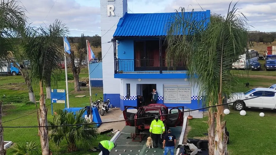 La Policía detectó en Paso Cerrito un cargamento con más de 91 kilos de marihuana que estaban ocultos en un vehículo. La Policía detectó en Paso Cerrito un cargamento con más de 91 kilos de marihuana que estaban ocultos en un vehículo.