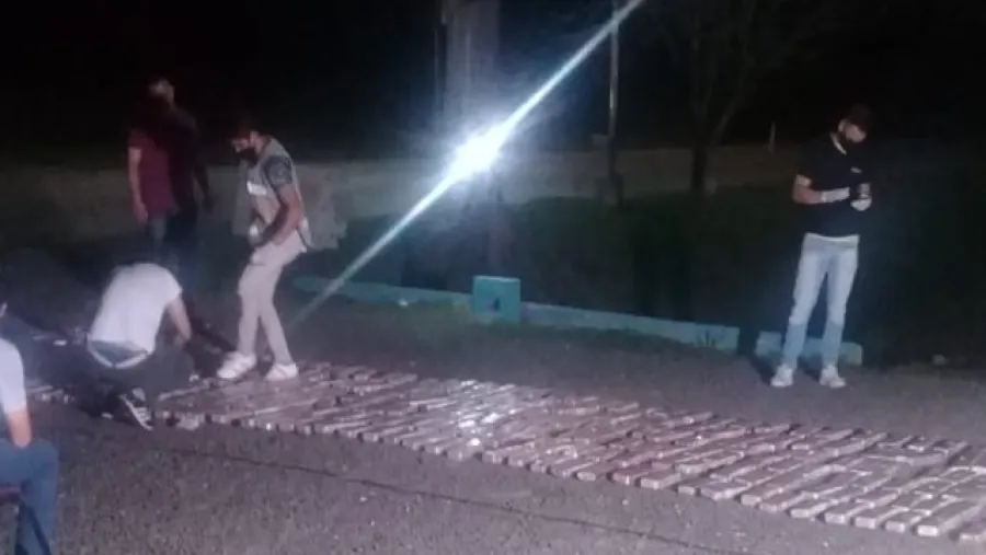 Incautaron 306 kilos de marihuana que eran transportados en una camioneta Incautaron 306 kilos de marihuana que eran transportados en una camioneta