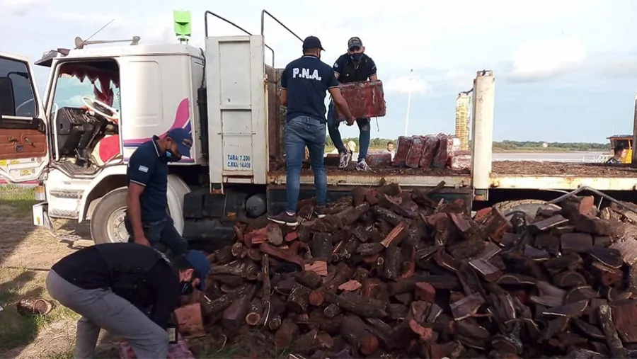 Se comprobó que bajo la carga de toneladas de leña había 23 bultos con 413 panes de marihuana.