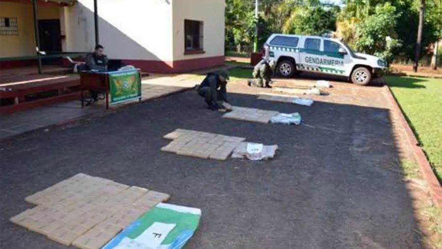 Personal del Escuadrón 13 de Gendarmería secuestró 398 paquetes rectangulares con poco más de 276 kilos de marihuana.
