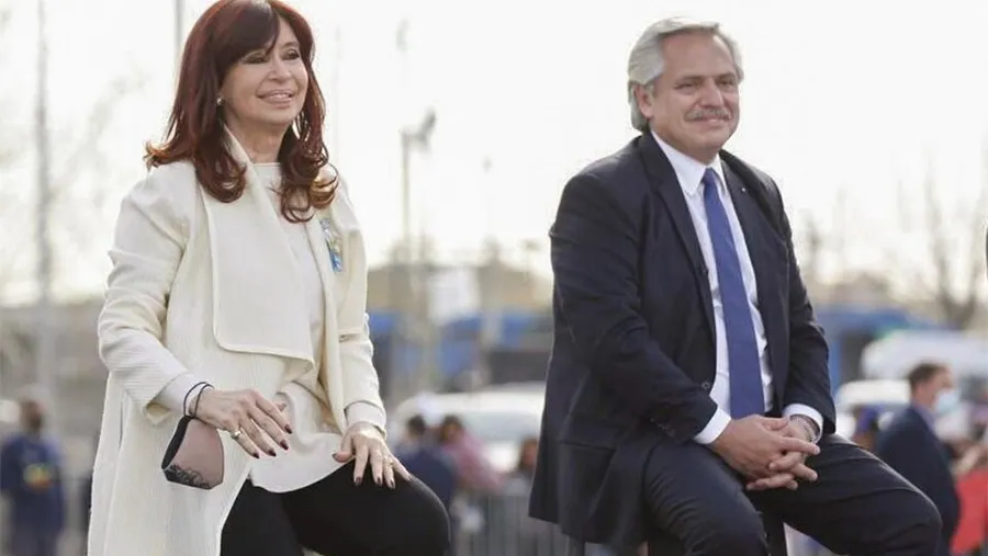 Cristina Kirchner comparte tribuna con Alberto Fernández.