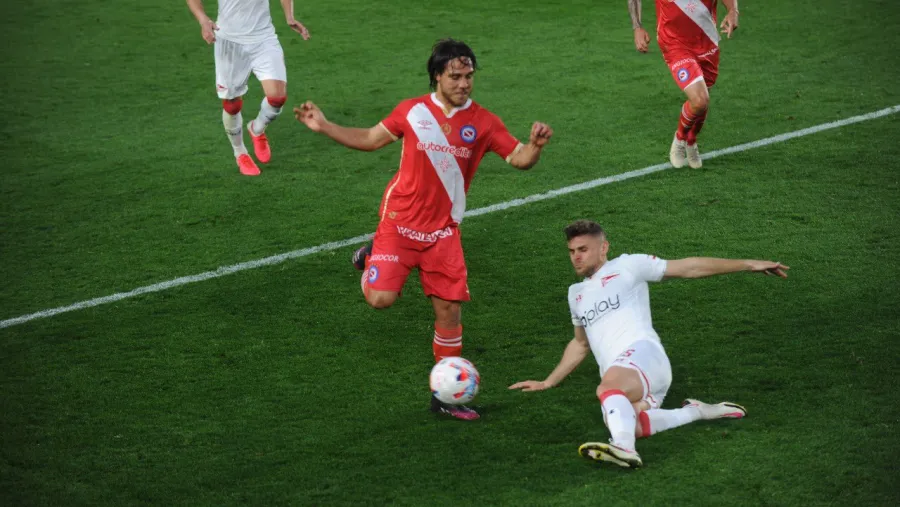 Estudiantes apenas empató con Argentinos y no pudo quedar como escolta