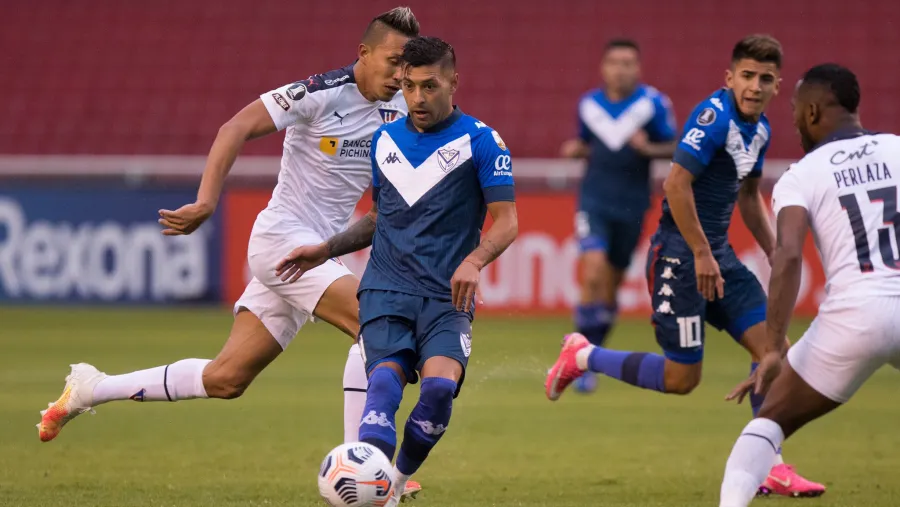 Vélez perdió en Quito ante Liga y quedó comprometido en la Copa Libertadores Vélez perdió en Quito ante Liga y quedó comprometido en la Copa Libertadores