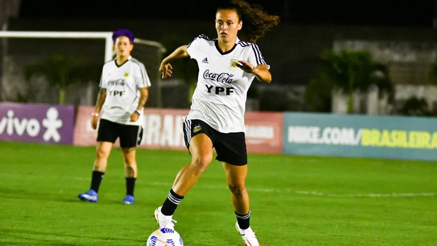 A la espera de la concordiense Yael Oviedo, la selección argentina entrenó en Brasil