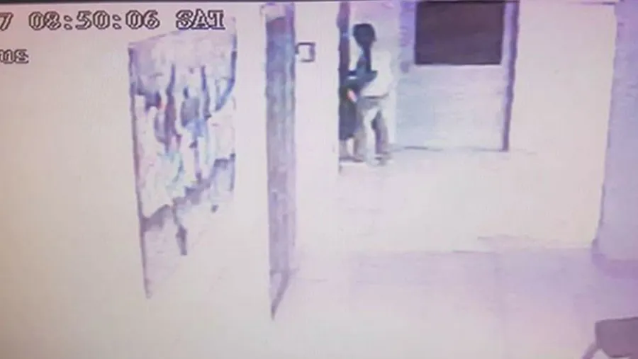 Uno de los ladrones, captado por las cámaras de seguridad de una de las clínicas asaltadas en Entre Ríos. (Fotografías del diario El Sol de Concordia).