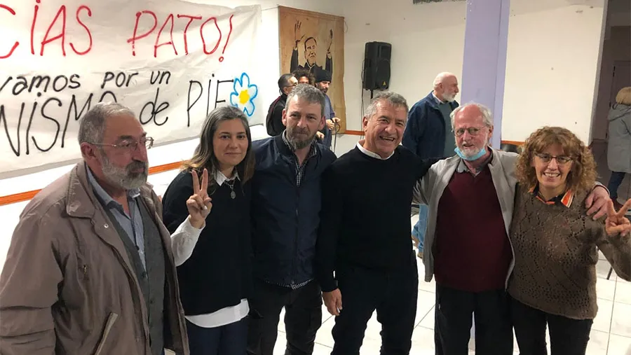 Urribarri y un grupo de militantes, entre ellos Massarotti y Grimalt. Urribarri y un grupo de militantes, entre ellos Massarotti y Grimalt.