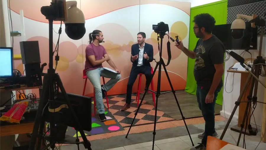 El programa de contenidos educativos producido por el Consejo General de Educación (CGE) se emitirá dos veces por semana en canales de cable de 56 localidades de la provincia y en redes sociales gubernamentales.