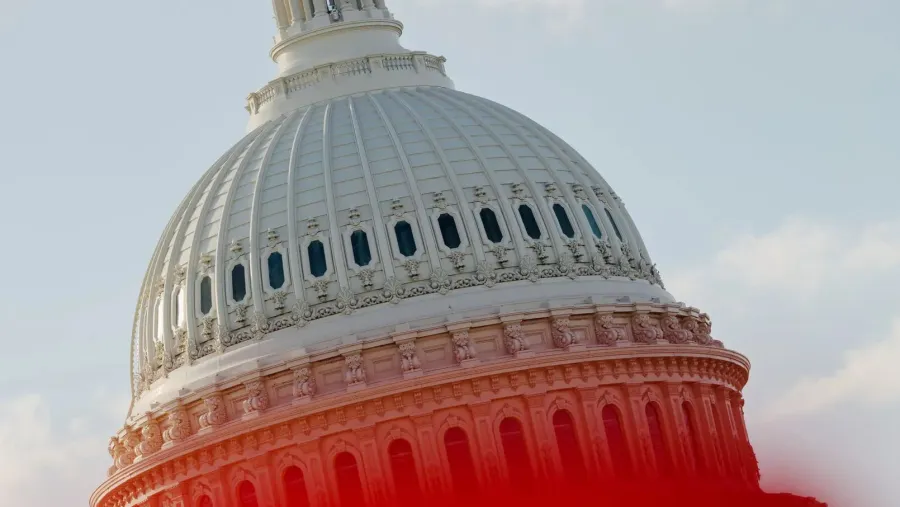 La cúpula del Capitolio, inclinada, parcialmente cubierta con un borrón rojo brillante. La cúpula del Capitolio, inclinada, parcialmente cubierta con un borrón rojo brillante.