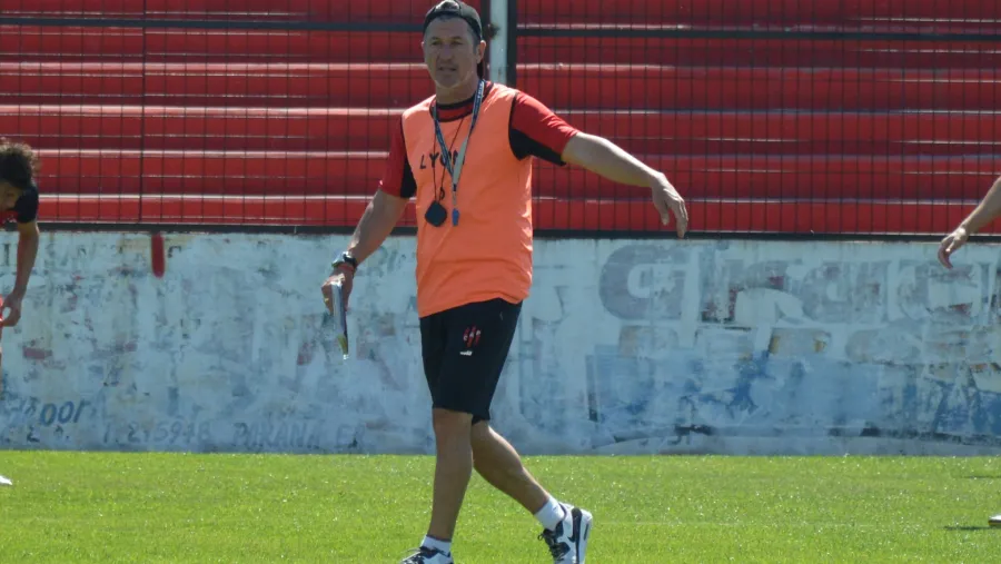 Patronato: Sciacqua ensayó con línea de cinco defensores para visitar a Atlético Tucumán