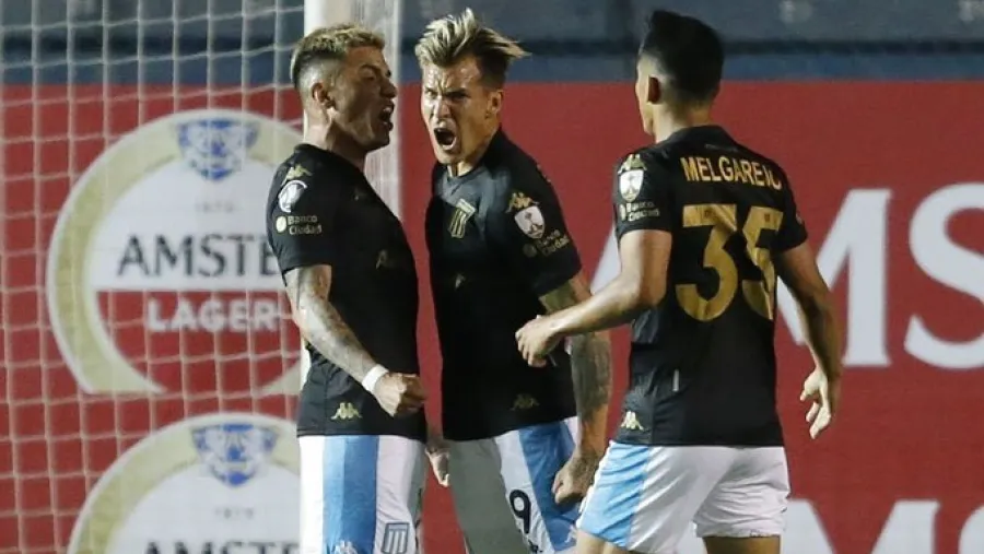 Fútbol: con aporte entrerriano, Racing ganó en Montevideo y pasó a octavos de final