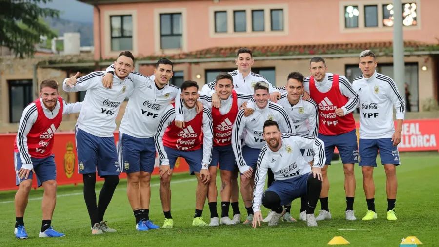 Lionel Scaloni mantiene dos dudas en la formación de Argentina para el clásico con Brasil