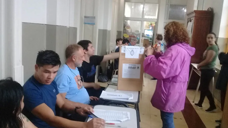 La tormenta es la principal protagonista de estas elecciones en que se elige presidente de la Nación y gobernador de Entre Ríos, entre otros cargos.