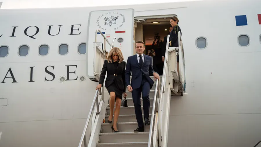 Emmanuel Macron, aterrizó a Buenos Aires 18.50, junto con su esposa.