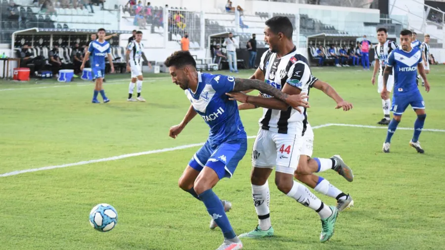 Con goles en el amanecer y en el final del partido, Vélez ganó en Santiago del Estero