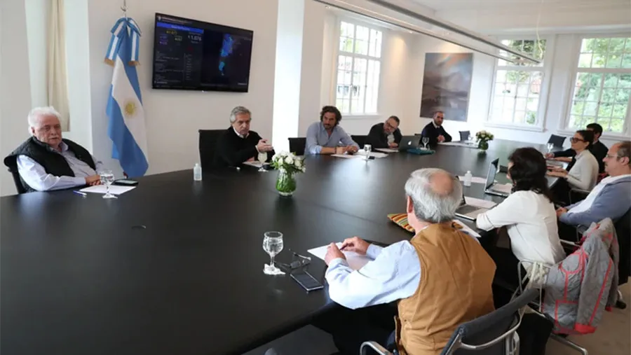 Imagen de archivo del Presidente Alberto Fernández en reunión con parte de su equipo de colaboradores.