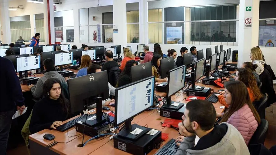 Las encuestas coinciden en que existe un virtual empate entre Sergio Massa y Javier Milei.