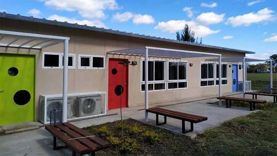 Las construcciones de los jardines habían quedado paralizadas en porcentajes que se ubicaban entre el 55 y 85 por ciento de evolución, por lo que demandaron plazos de entre 90 a 180 días corridos dependiendo de las tareas que debieron realizarse en cada uno de ellos. 