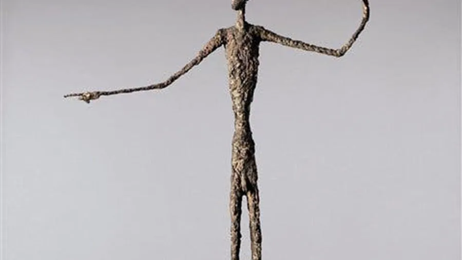 “El hombre que señala” de Alberto Giacometti, fue adquirida por el billonario norteamericano Steven Cohen, quien pagó por ella 14.139.000 dólares. 