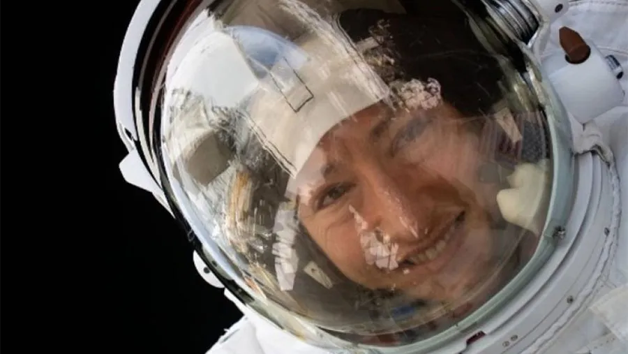Jessica Meir protagonizó la primera caminata espacial ciento por ciento femenina de la historia y su regreso a la Tierra coincidirá en plena pandemia. Jessica Meir protagonizó la primera caminata espacial ciento por ciento femenina de la historia y su regreso a la Tierra coincidirá en plena pandemia.