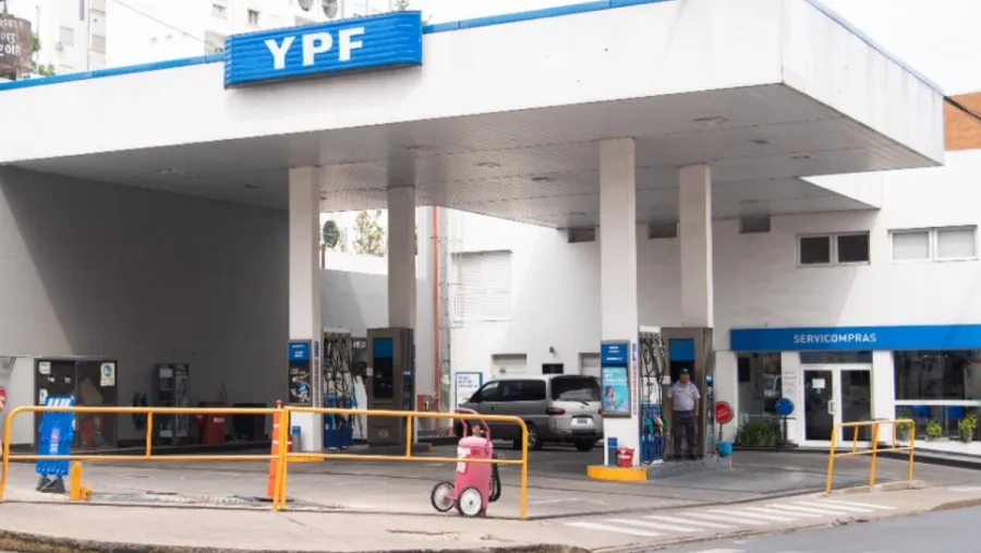 Las estaciones de servicio acumulan ocho meses consecutivos de bajas en las ventas de combustibles. Las estaciones de servicio acumulan ocho meses consecutivos de bajas en las ventas de combustibles.