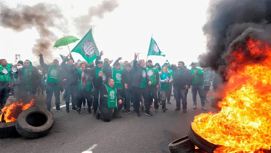 La Asociación de Trabajadores del Estado está en alerta por el posible despido masivo que se pueda concretar a partir del 31 de diciembre: 50 mil contratos de trabajadores del Estado vencen ese día. La Asociación de Trabajadores del Estado está en alerta por el posible despido masivo que se pueda concretar a partir del 31 de diciembre: 50 mil contratos de trabajadores del Estado vencen ese día.