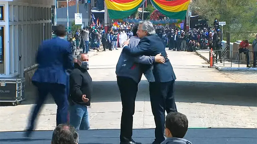 El 9 de noviembre del año pasado y con un abrazo, Alberto Fernández despidió en la frontera a Evo Morales para su regreso en paz a Bolivia.