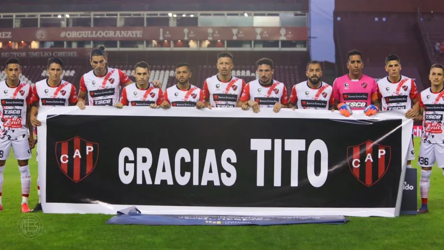 En la previa del partido, los jugadores de Patronato recordaron a Miguel “Tito” Hollmann