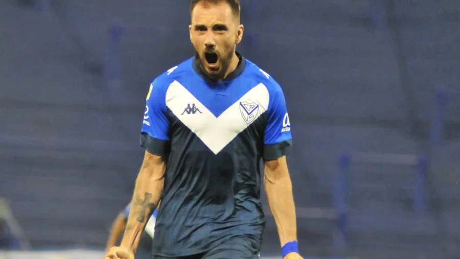 Vélez derrotó a Huracán, se afianzó en la cima y quedó a un paso de la clasificación Vélez derrotó a Huracán, se afianzó en la cima y quedó a un paso de la clasificación