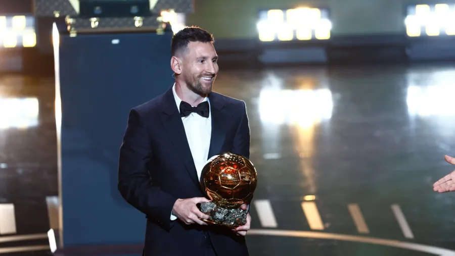 Lionel Messi ganó su octavo Balón de Oro y agrandó su leyenda en el fútbol mundial Lionel Messi ganó su octavo Balón de Oro y agrandó su leyenda en el fútbol mundial
