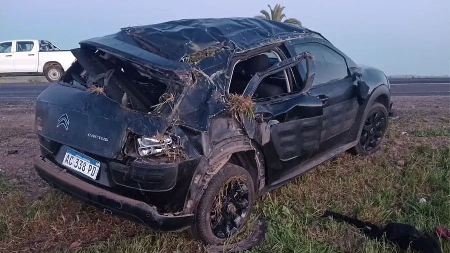 El despiste y posterior vuelco del Citroën se registró en inmediaciones del kilómetro 283 de la Ruta Nacional N° 12. Lamentablemente, una mujer falleció. El despiste y posterior vuelco del Citroën se registró en inmediaciones del kilómetro 283 de la Ruta Nacional N° 12. Lamentablemente, una mujer falleció.
