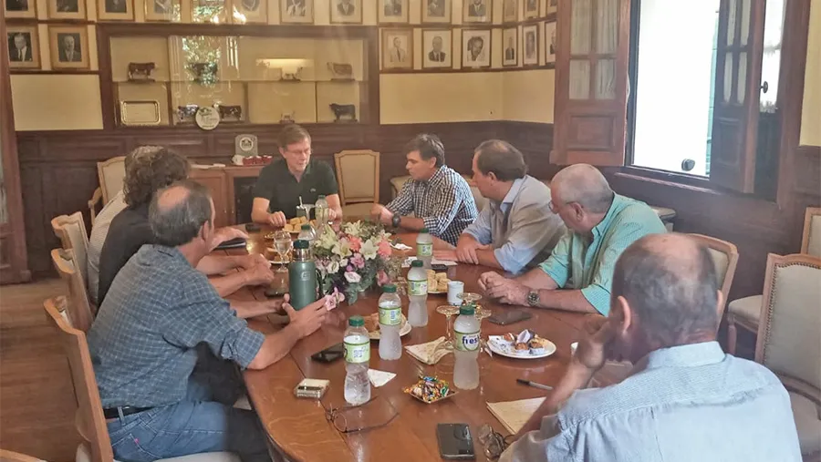 En la reunión entre la FARER y Bahillo de reiteró el reclamo por una mayor celeridad para aplicar las medidas vinculadas con la emergencia agropecuaria. En la reunión entre la FARER y Bahillo de reiteró el reclamo por una mayor celeridad para aplicar las medidas vinculadas con la emergencia agropecuaria.