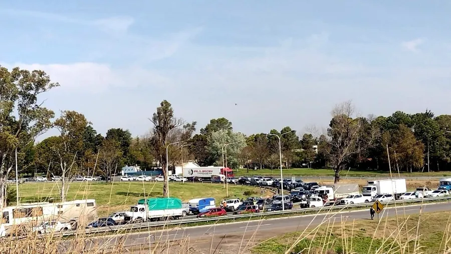 TC: quejas por largas colas y demoras en las cercanías al autódromo de Paraná TC: quejas por largas colas y demoras en las cercanías al autódromo de Paraná
