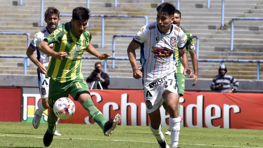 Sobre la hora y con un hombre menos, Aldosivi festejó ante Arsenal de Sarandí