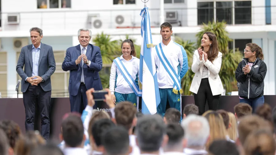 Agustín Vernice y Rocío Sanchez Moccia recibieron la bandera argentina para los Odesur