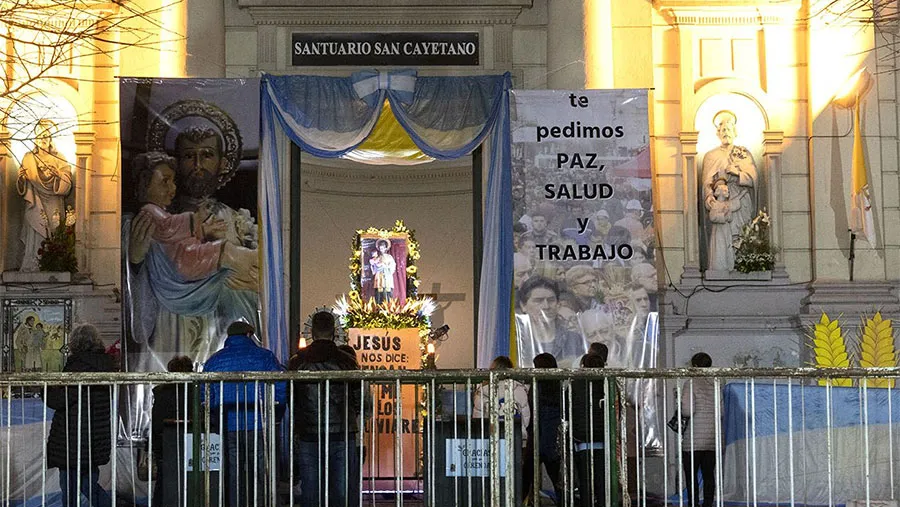 Con la imagen del santo en el atrio del santuario de Liniers, los peregrinos se acercan para pedir y agradecer. Monseñor Ares rogó por “una cultura del trabajo donde aprendamos unos de otros”. Con la imagen del santo en el atrio del santuario de Liniers, los peregrinos se acercan para pedir y agradecer. Monseñor Ares rogó por “una cultura del trabajo donde aprendamos unos de otros”.