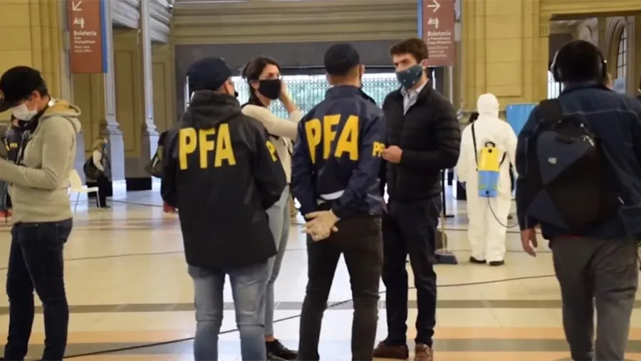 El Superintendente de Investigaciones Federales de la PFA dispuso cerrar hasta el lunes la Sala Principal de Operaciones y en toda la Fuerza habría ya registrados más de tres mil contagios de coronavirus.