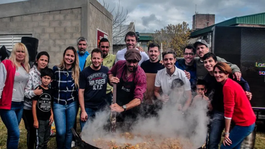 En barrio Mosconi de Paraná, el FEF cocinó para 600 personas En barrio Mosconi de Paraná, el FEF cocinó para 600 personas