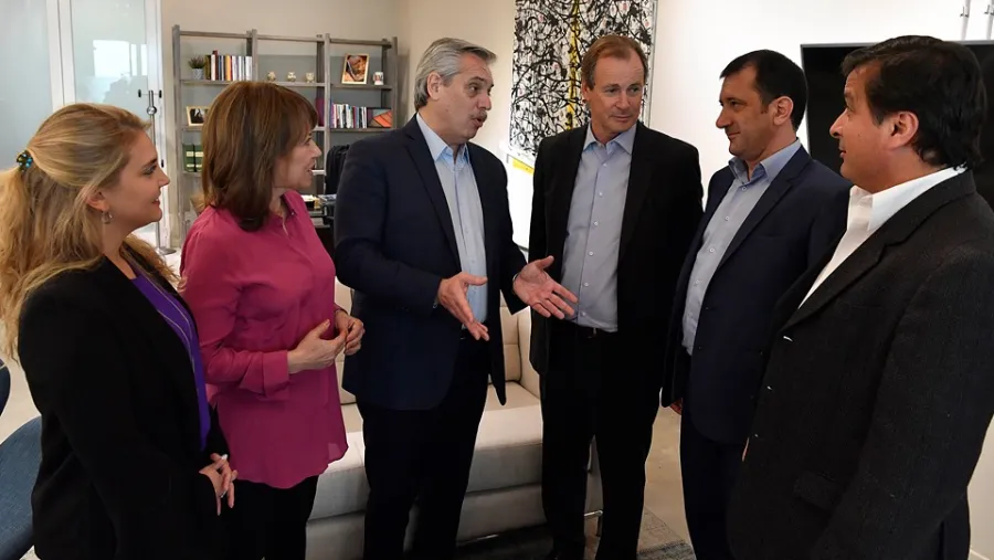 Fernández con Bordet y los precandidatos entrerrianos Fernández con Bordet y los precandidatos entrerrianos