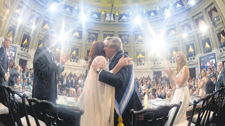 Alberto Fernández se abraza con Cristina Kirchner Alberto Fernández se abraza con Cristina Kirchner