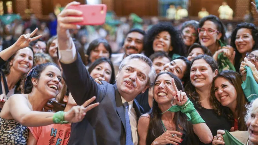 Alberto Fernández con militantes pro aborto